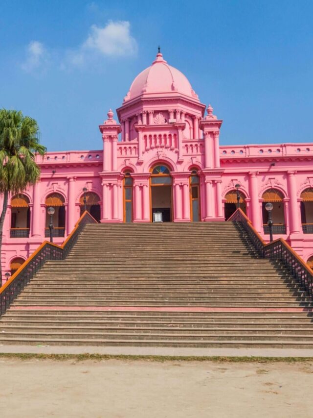 ঘুরে আসুন ইতিহাস ও ঐতিহ্যের আহসান মঞ্জিল
