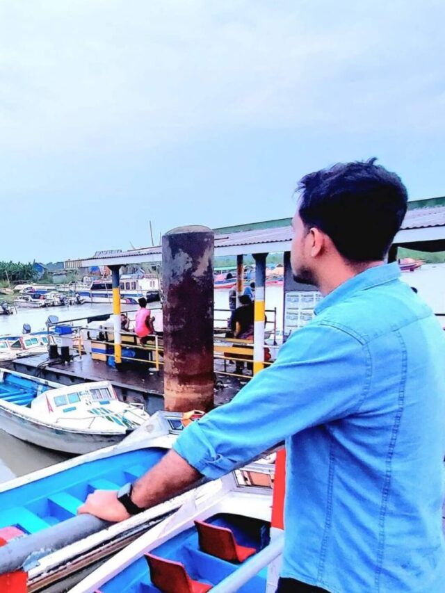ইলিশ খেতে মাওয়া ফেরি ঘাট